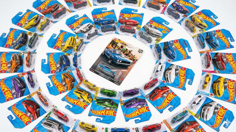 多数のホットウィールがスパイラル状に並び、コレクションの多様性と人気を象徴する