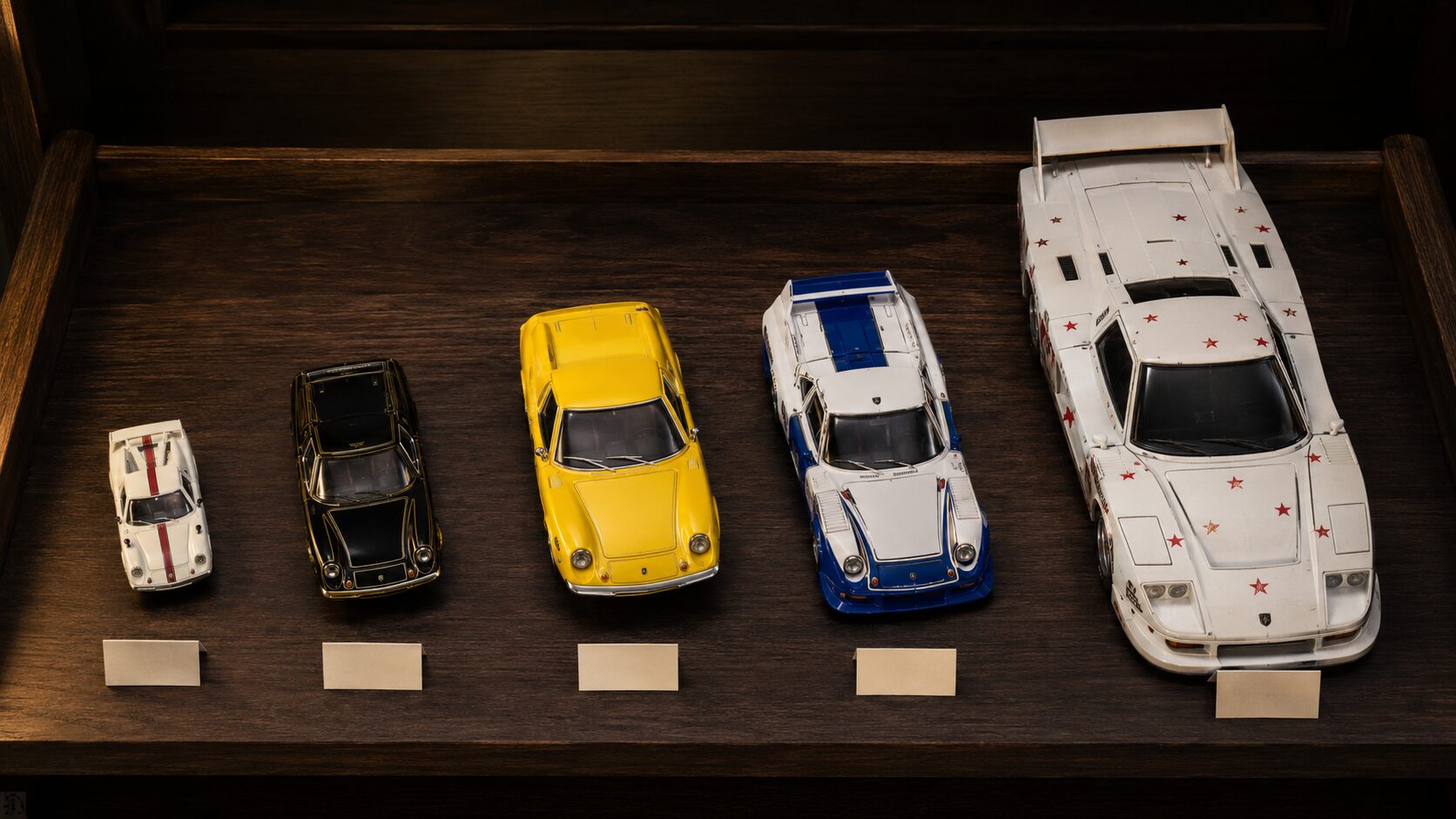 1/64から1/18まで5ブランドのロータスヨーロッパミニカーを並べた俯瞰ショット