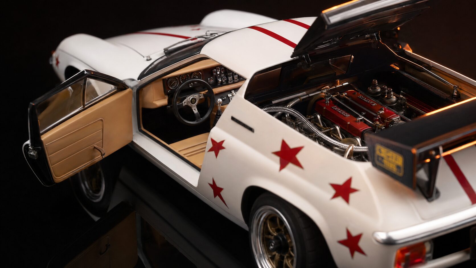 AUTOart 1/18ロータスヨーロッパのドア開閉ギミックとエンジンルームを展示