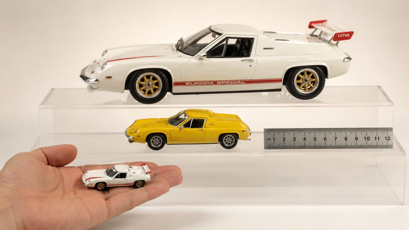 ロータスヨーロッパミニカーの1/64・1/43・1/18スケール3段階比較