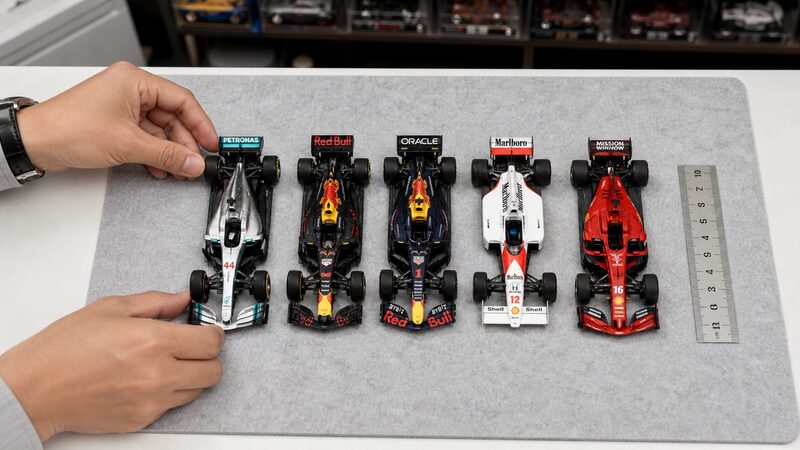 1/64スケールのF1ミニカー5台を並べてサイズ感を比較している様子