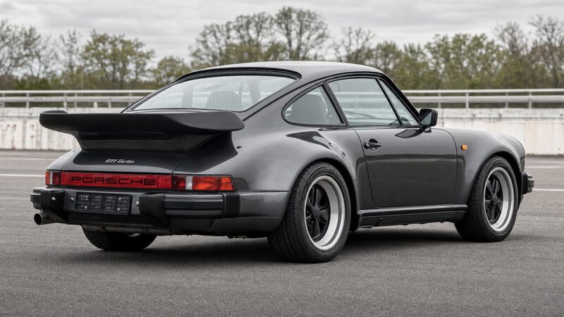 実車のポルシェ930ターボ(911 Turbo)ホエールテールとワイドフェンダーが特徴