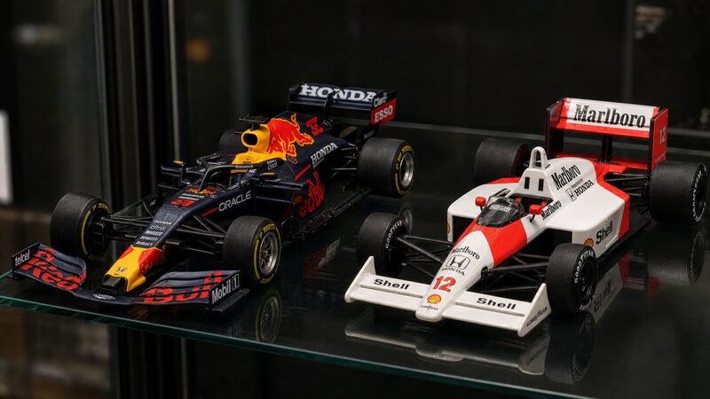 MINI GTのレッドブル仕様と歴代名車風F1ミニカー1/64を並べた比較