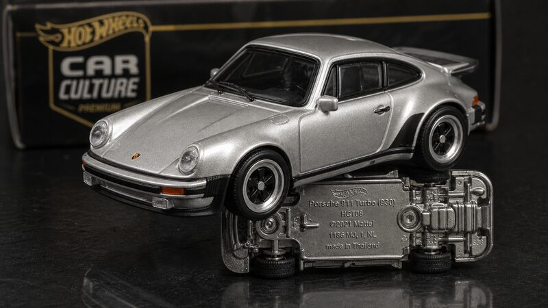 ホットウィールのプレミアム「911 Turbo (930)」のメタルベースと精密印刷