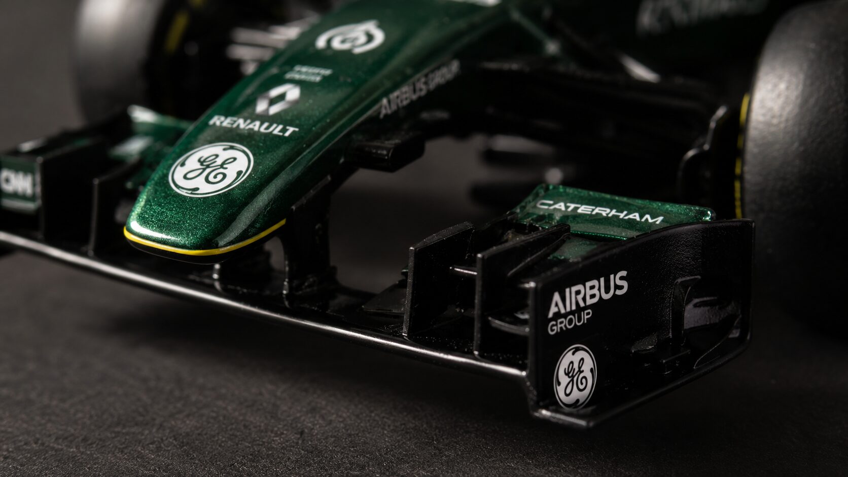 レジン素材で作られたF1ミニカーのディテールを写したクローズアップ