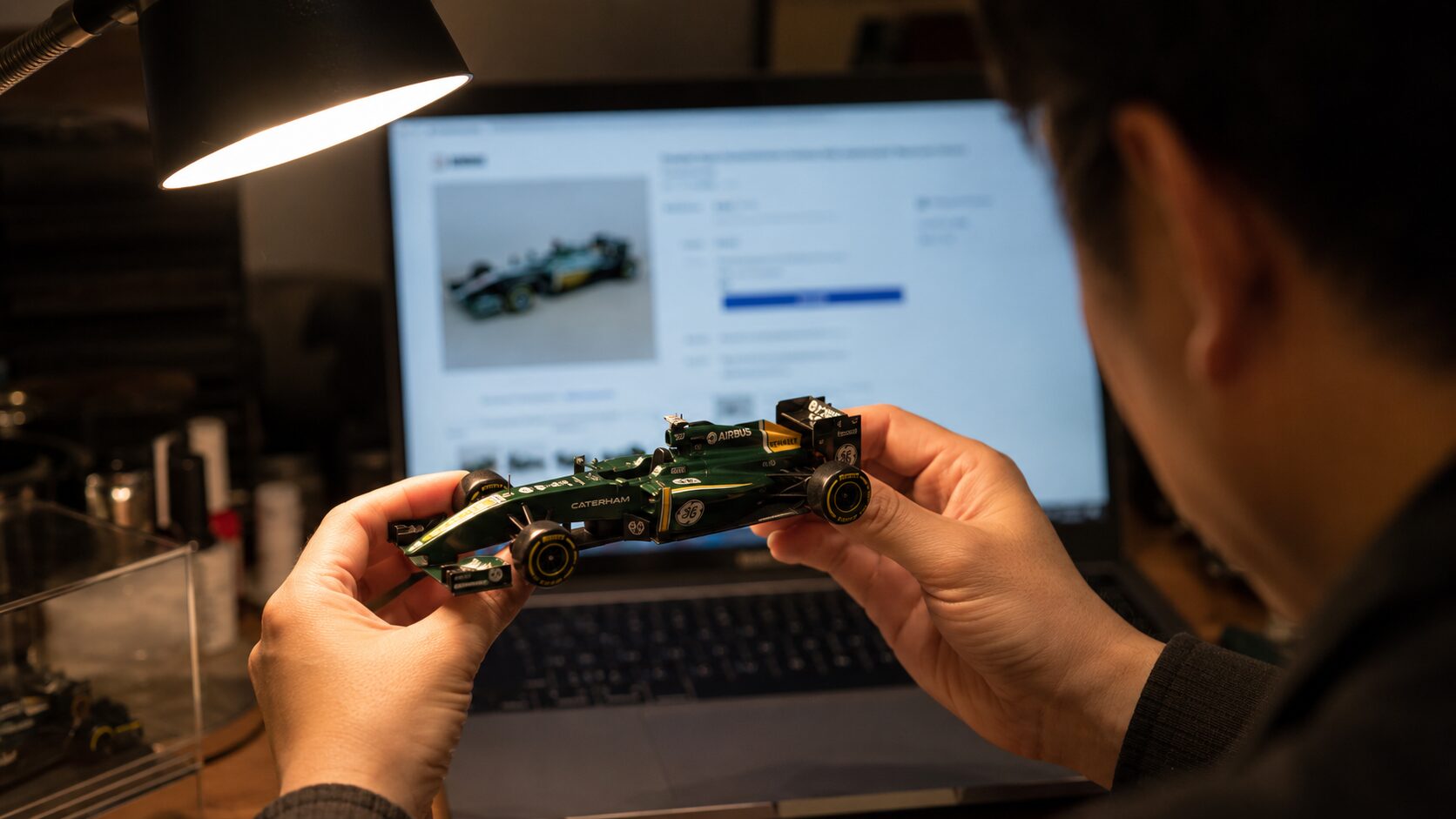 中古のF1ミニカーの状態を確認している様子