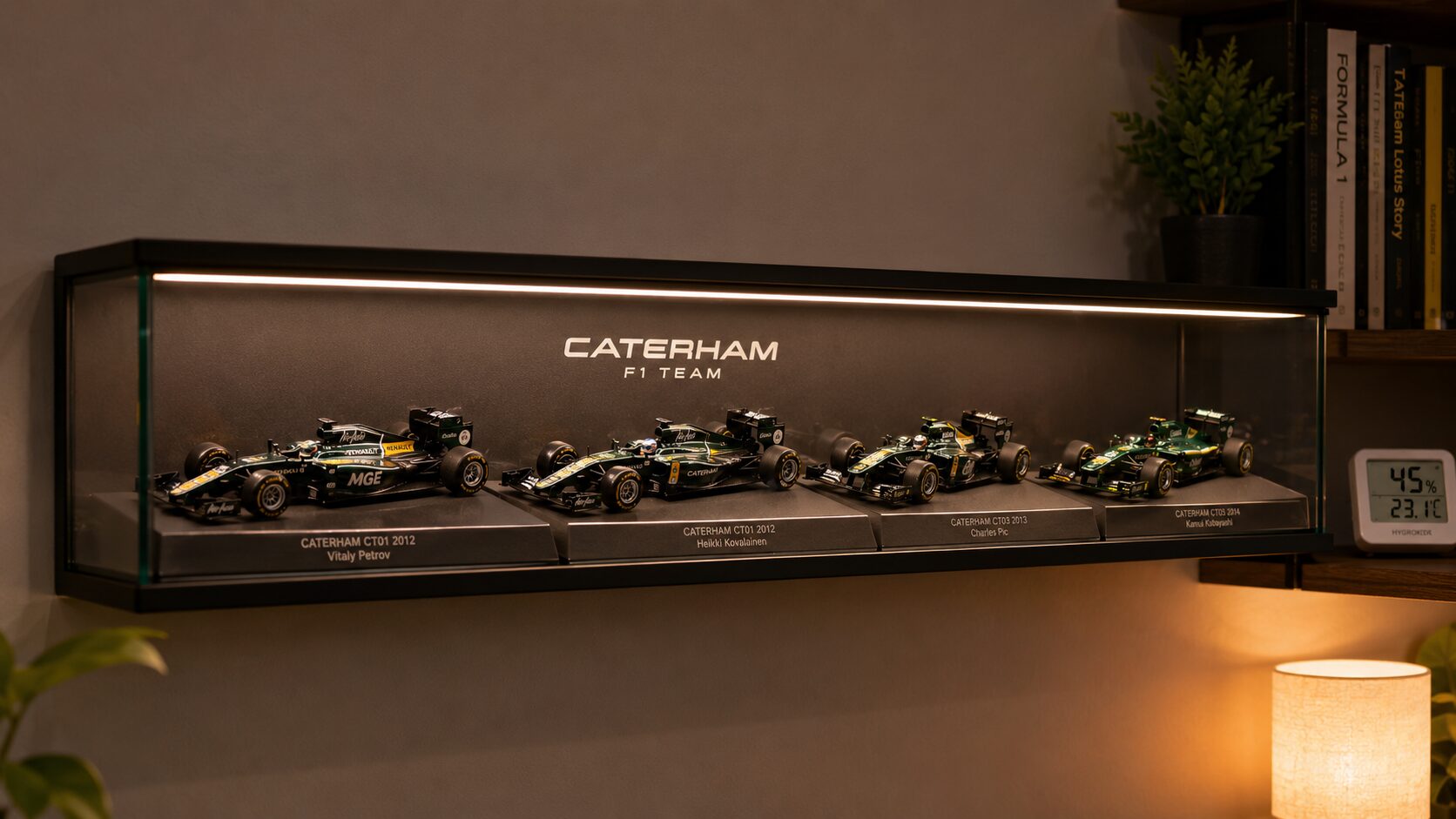 F1ミニカーを飾ったガラスケースのディスプレイ